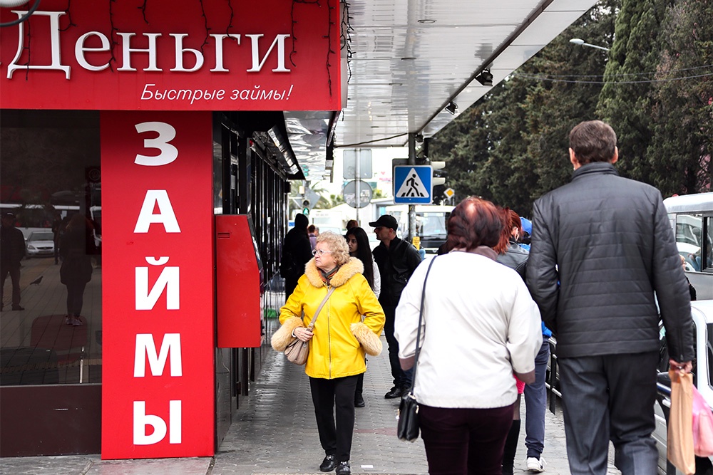 Россияне стали брать новый микрокредит для погашения старого: почему это происходит и можно ли разорвать цепочку