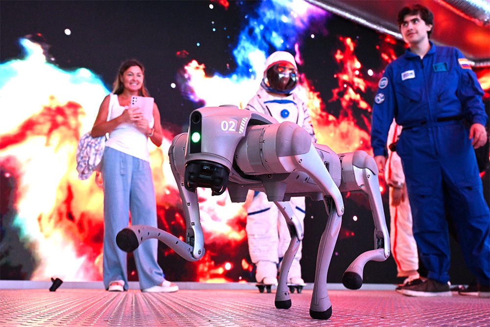 Любимцами посетителей на форуме "Москва 2030" стали робо-собаки Квант и Пайка