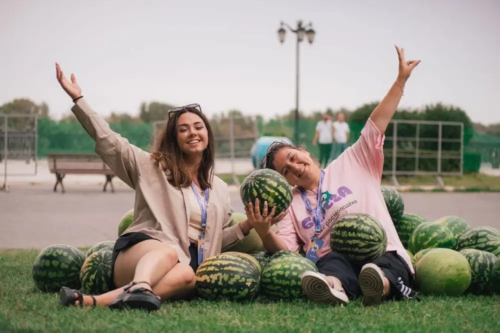 Участники молодежного образовательного форума "БерегА", который проходит в Астрахани, смогут попробовать знаменитые местные арбузы на вкус Участники молодежного образовательного форума "БерегА", который проходит в Астрахани, смогут попробовать знаменитые местные арбузы на вкус