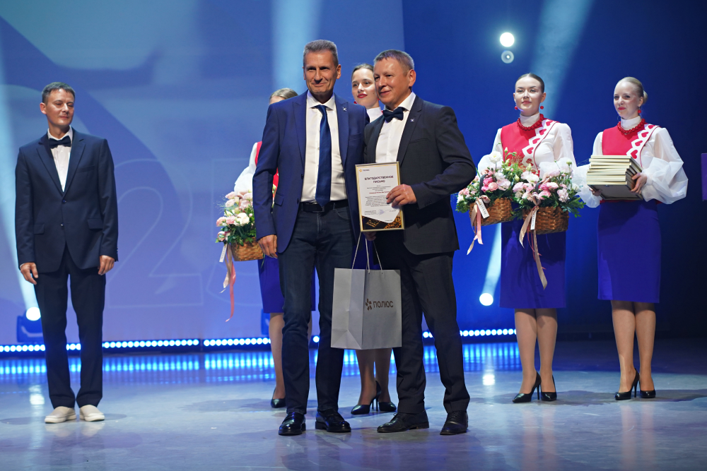 Начало высшему техническому образованию за Уралом положили золотопромышленники - этот факт на юбилейных торжествах напомнил почетный профессор ИрНИТУ Игорь Цукуров (на снимке - в центре слева).