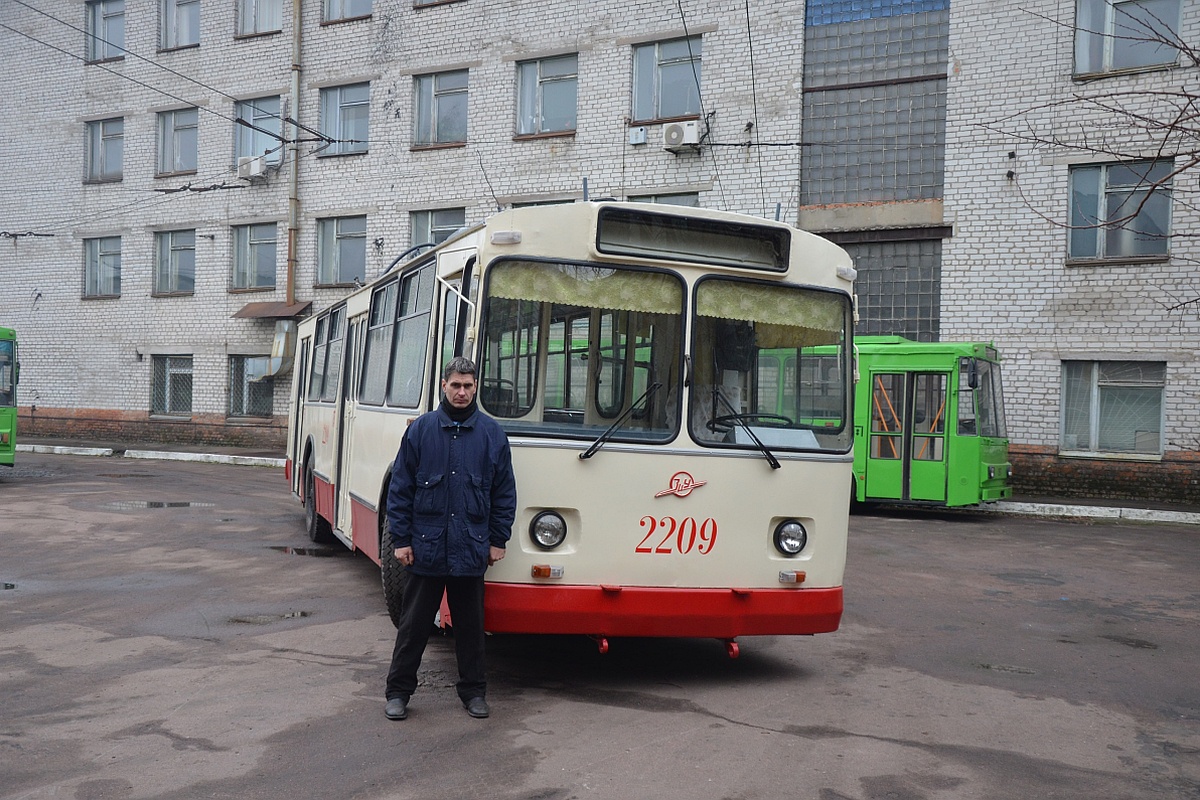 Максима Дорофеева - фанаты советского электротранспорта называют "главным в мире реставратором троллейбусов".