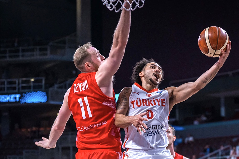 Натурализованный американец Шейн Ларкин (в светлом) - один из лидеров сборной Турции.