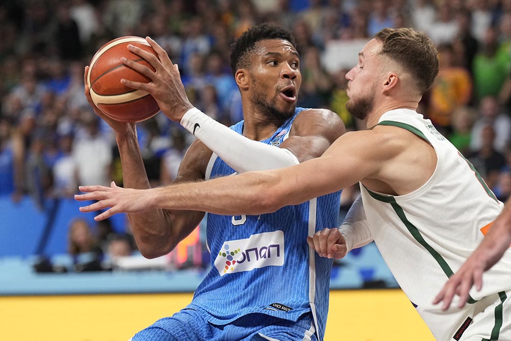 В четвертьфинальном матче против Литвы грек Яннис Адетокунбо (слева) набрал 29 очков.