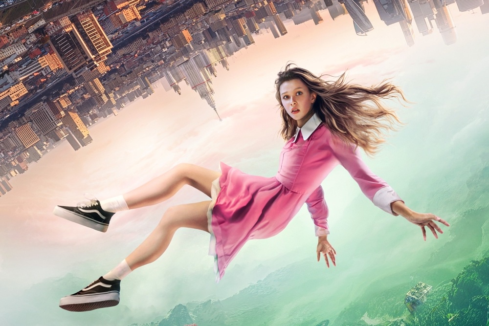 Сказочную Алису в фильме играет Анна - дочка Юлии Пересильд.