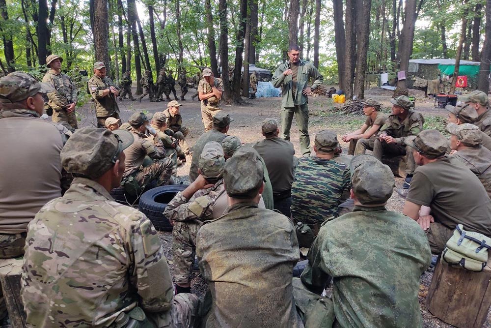Бригадный психолог Евгений Кужин выводит бойцов, вернувшихся с передовой, из состояния боевого стресса.