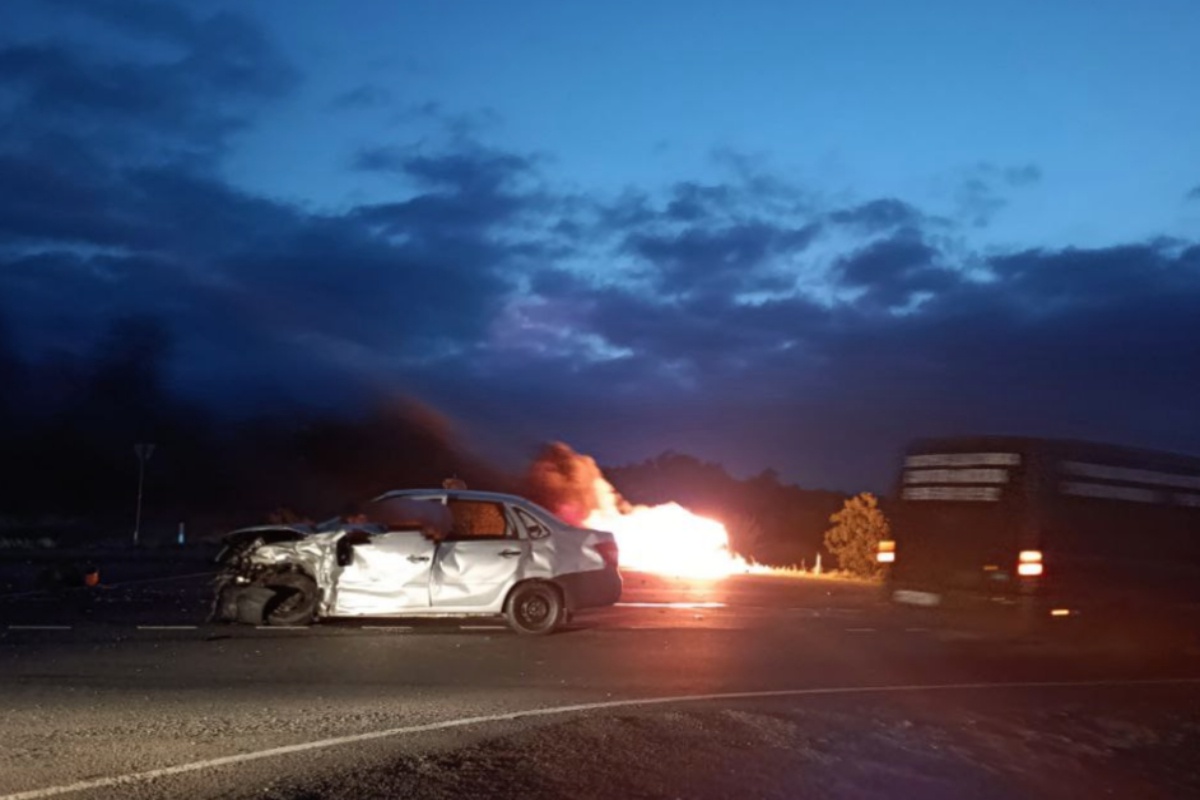 Футболисты "Шумбрата" первыми пришли на помощь пострадавшим в серьезном ДТП.