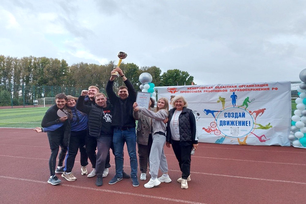 Главный кубок и диплом победителя "Больших гонок" получила команда "Гром" Кузбасского клинического центра охраны здоровья шахтеров из Ленинска-Кузнецкого. 