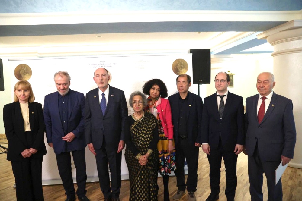 Премию мира имени Льва Толстого вручили Рахмону, Жапарову и Мирзиёеву