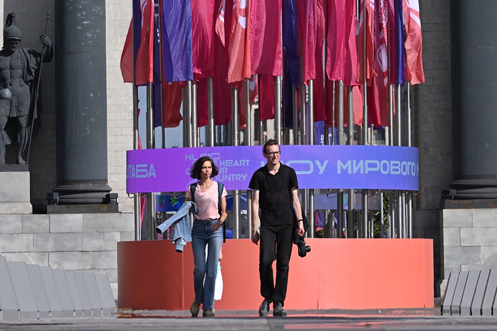 Участники "Интервидения" стали съезжаться в Москву. Один из них прибыл с мамой