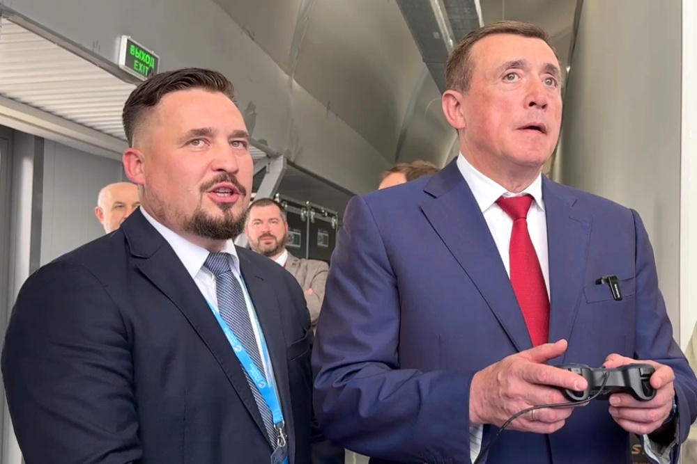 Губернатор Валерий Лимаренко посетил ситуационный центр управления полетами, где ознакомился с работой системы связи и навигации нового поколения "Геокосмос".