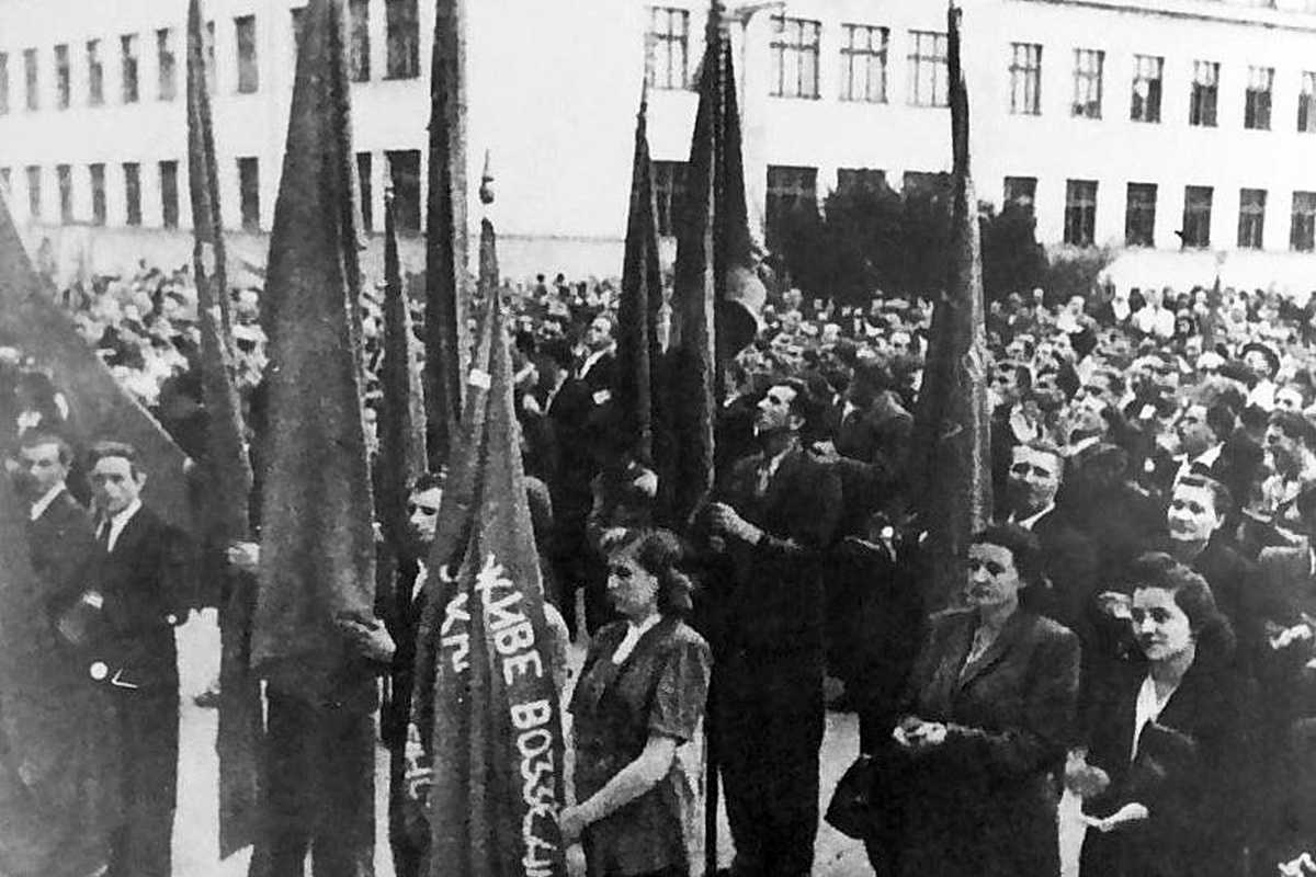 Митинг трудящихся Ужгорода, посвященный воссоединению Закарпатской Украины с Советской Украиной, 8 июля 1945 г. Митинг трудящихся Ужгорода, посвященный воссоединению Закарпатской Украины с Советской Украиной, 8 июля 1945 г.