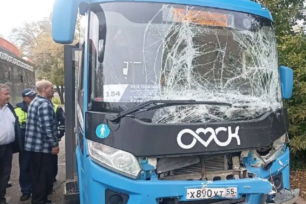 В Омске четыре женщины пострадали в ДТП с двумя автобусами
