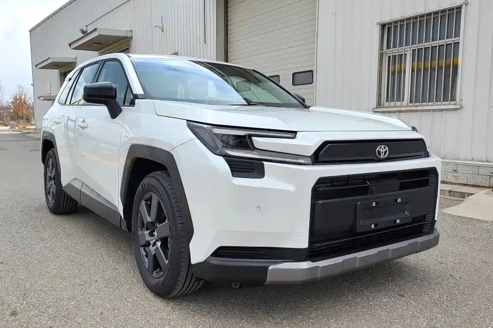 Toyota RAV4 прошел редизайн: как теперь выглядит популярный в РФ кроссовер