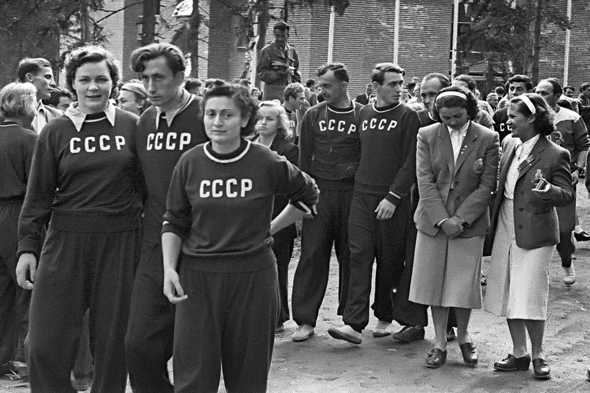 Советские спортсмены в олимпийской деревне в Хельсинки. 1952 г.