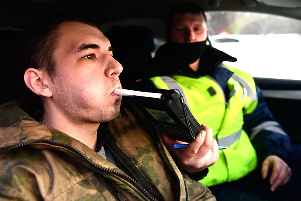 Дыхнуть в трубочку в машине ГИБДД можно под видеозапись. А в кабинете врача это не получится.