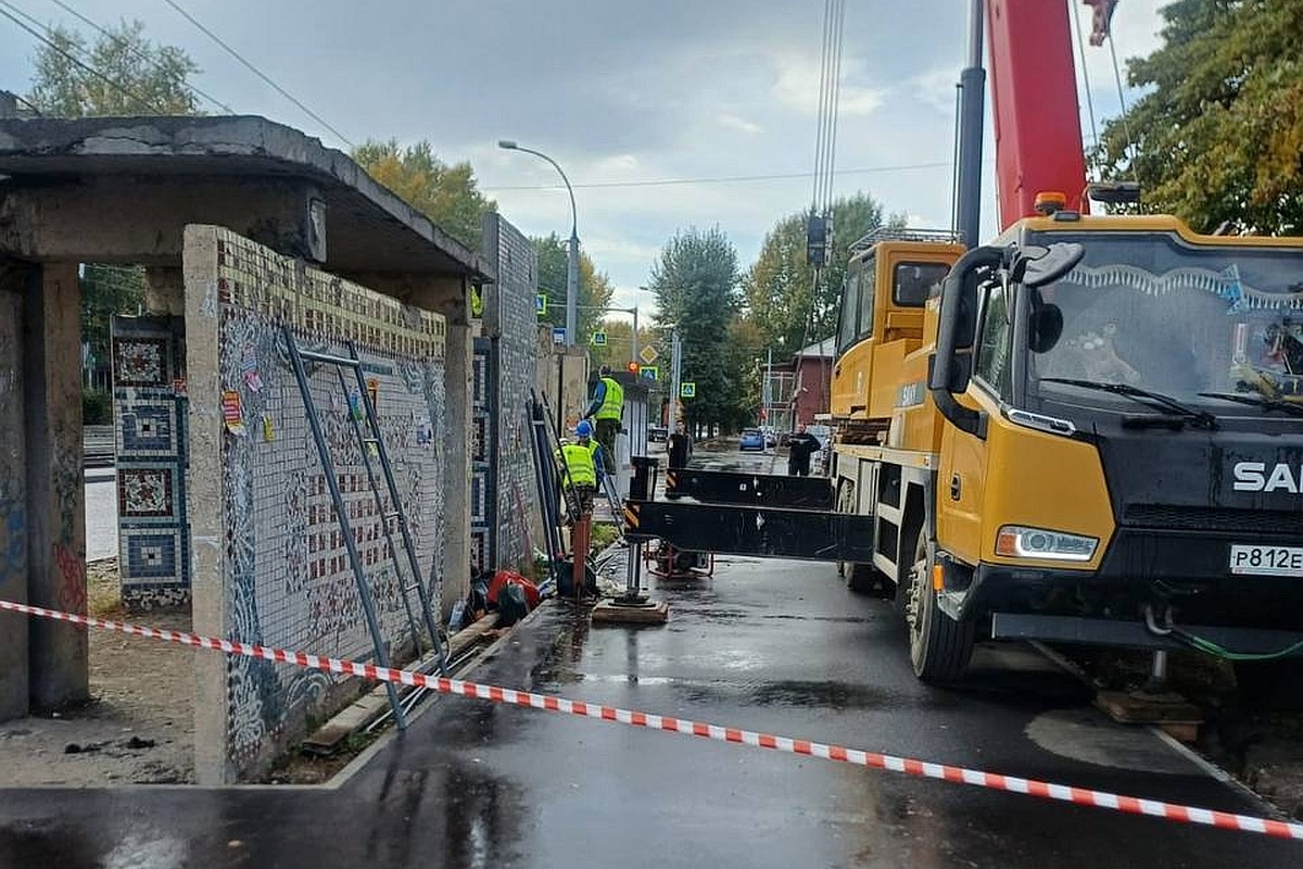 Уникальные мозаики остановочного павильона давно требовали ремонта.