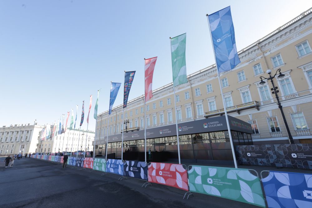 В Петербурге форум объединенных культур открыла дискуссия о роли ИИ