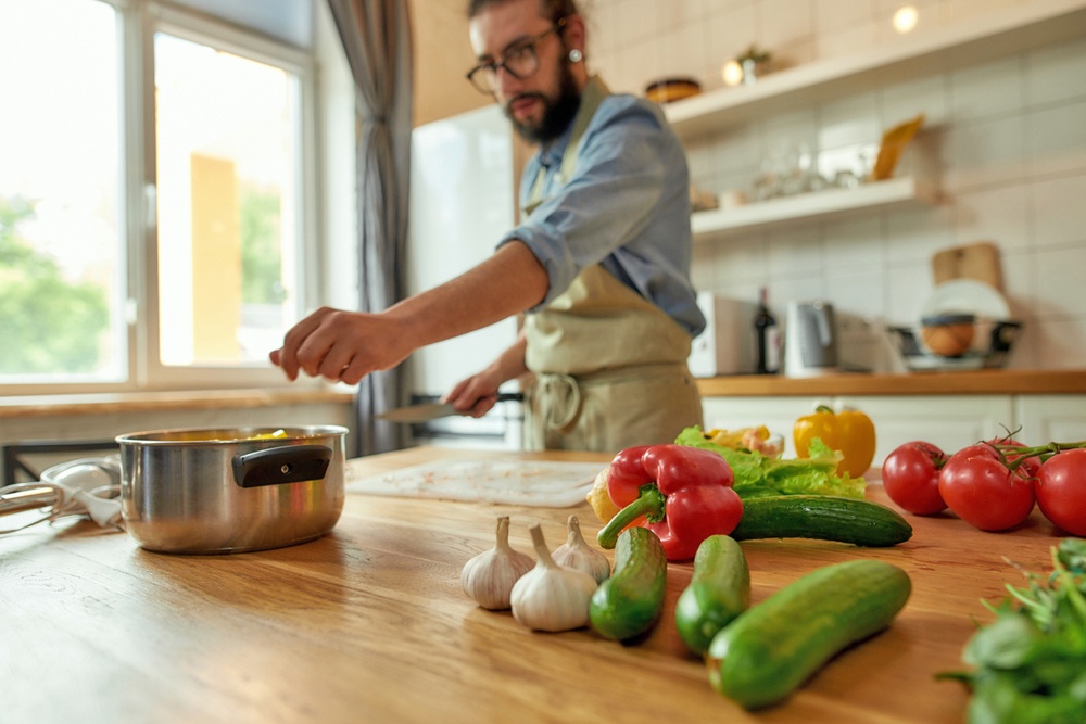 мужчина готовит на кухне