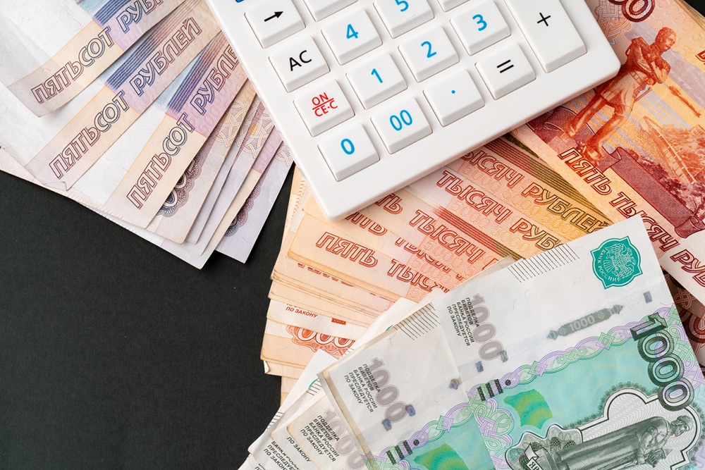 Разговоры о зарплате требуют подготовки, выдержки, умения грамотно обосновать свою позицию. Стоит подумать заранее, как вести такую беседу с работодателем. Калькулятор и рубли.