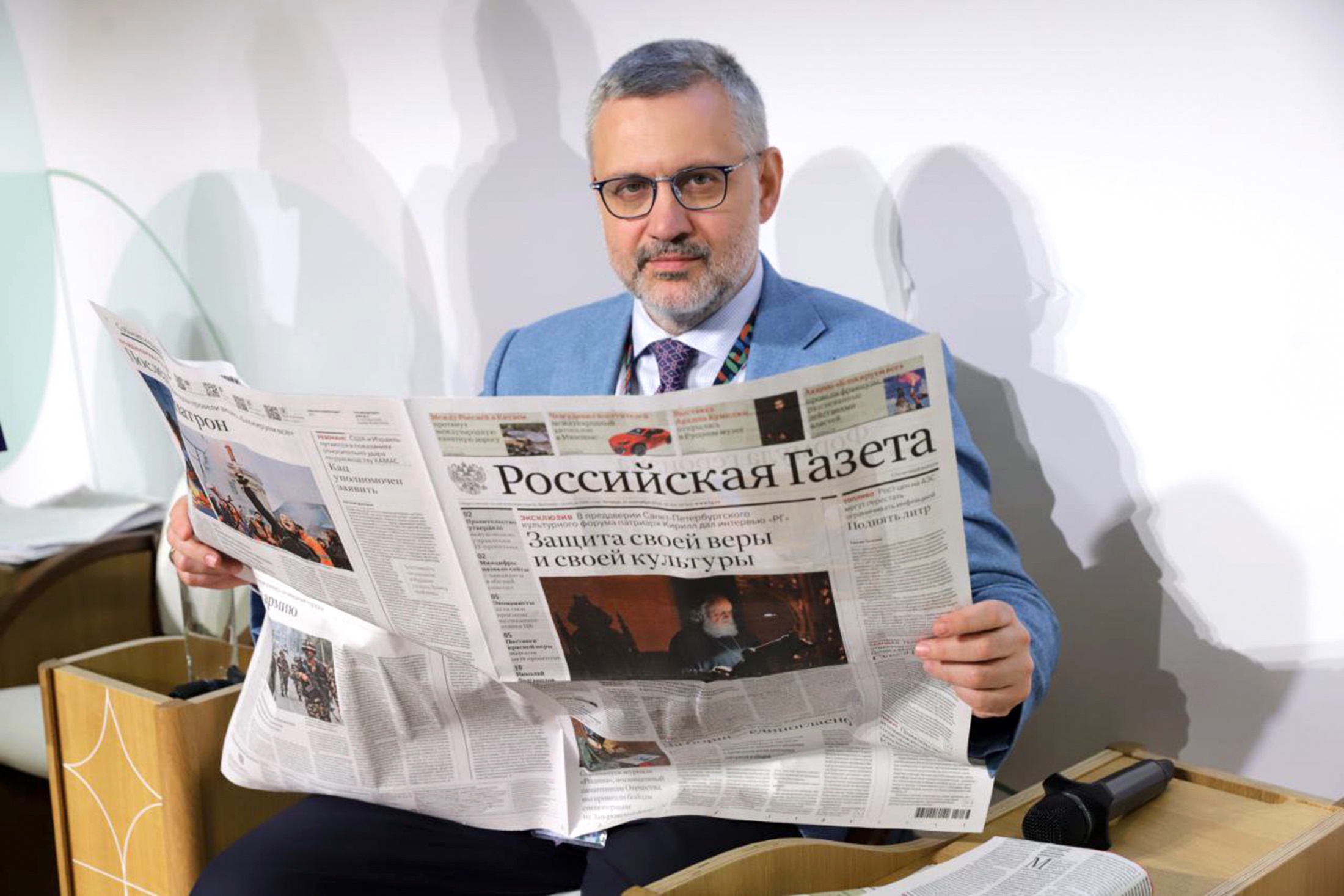 Владимир Легойда, председатель синодального отдела по взаимоотношениям церкви с обществом и СМИ, с номером "Российской газеты", в котором вышло эксклюзивное интервью патриарха Кирилла.