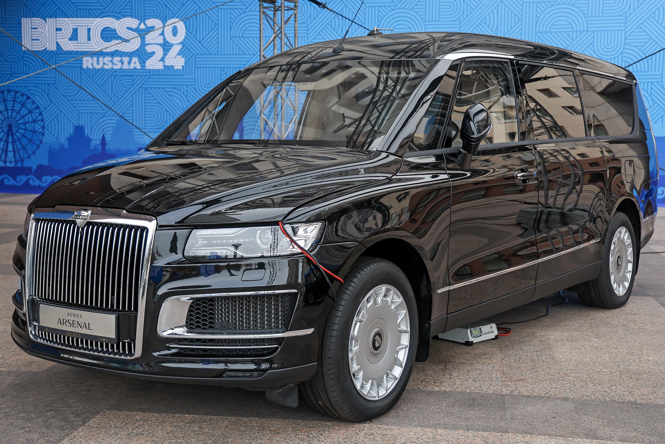 Хоккеист А. Овечкин купил минивэн Aurus Arsenal: авто сняли на фото в Москве