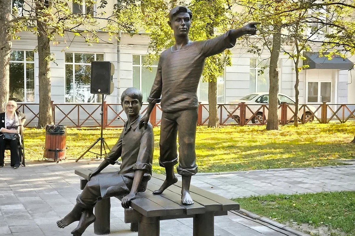 В книге Коковина эти мальчишки ищут клад, покоряют речные просторы, борются с иностранными интервентами, пытавшимися покорить Русский Север в 1918 году. 