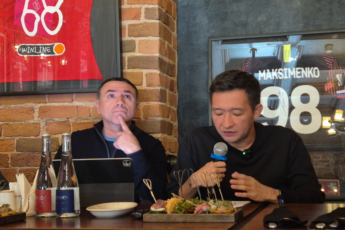 Спортивный директор "Спартака" Франсис Кахигао и переводчик Владимир Иринчеев. Спортивный директор "Спартака" Франсис Кахигао и переводчик Владимир Иринчеев.