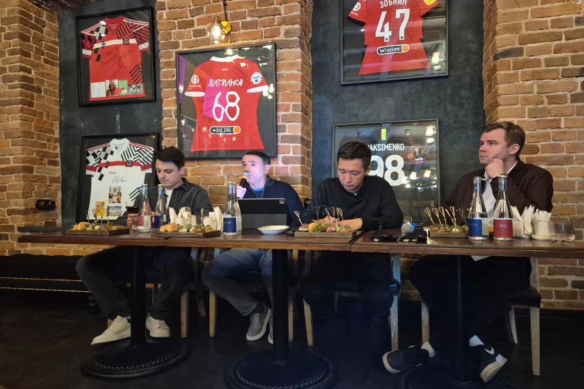 Спортивный директор "Спартака" Франсис Кахигао (второй слева) на пресс-брифинге в Москве. Спортивный директор "Спартака" Франсис Кахигао (второй слева) на пресс-брифинге в Москве.