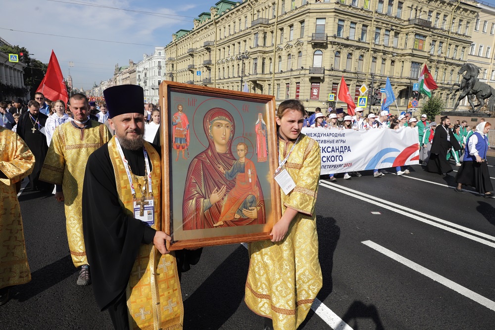 В Петербурге прошел крестный ход в честь перенесения мощей Александра Невского