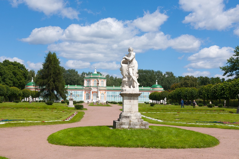 Исторические усадьбы России - это не просто памятники архитектуры, а живое наследие, предлагающее уникальное сочетание культуры, истории и природы. 