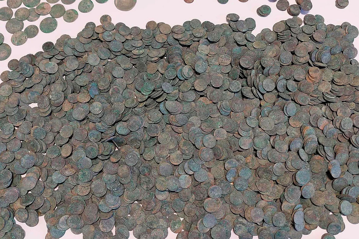 Общее количество монет клада - около 5000. Общее количество монет клада - около 5000.