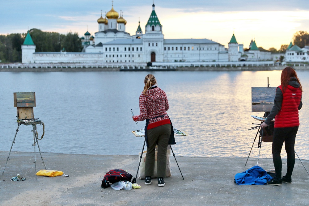 Набережная реки Кострома у Свято-Троицкого Ипатьевского монастыря
