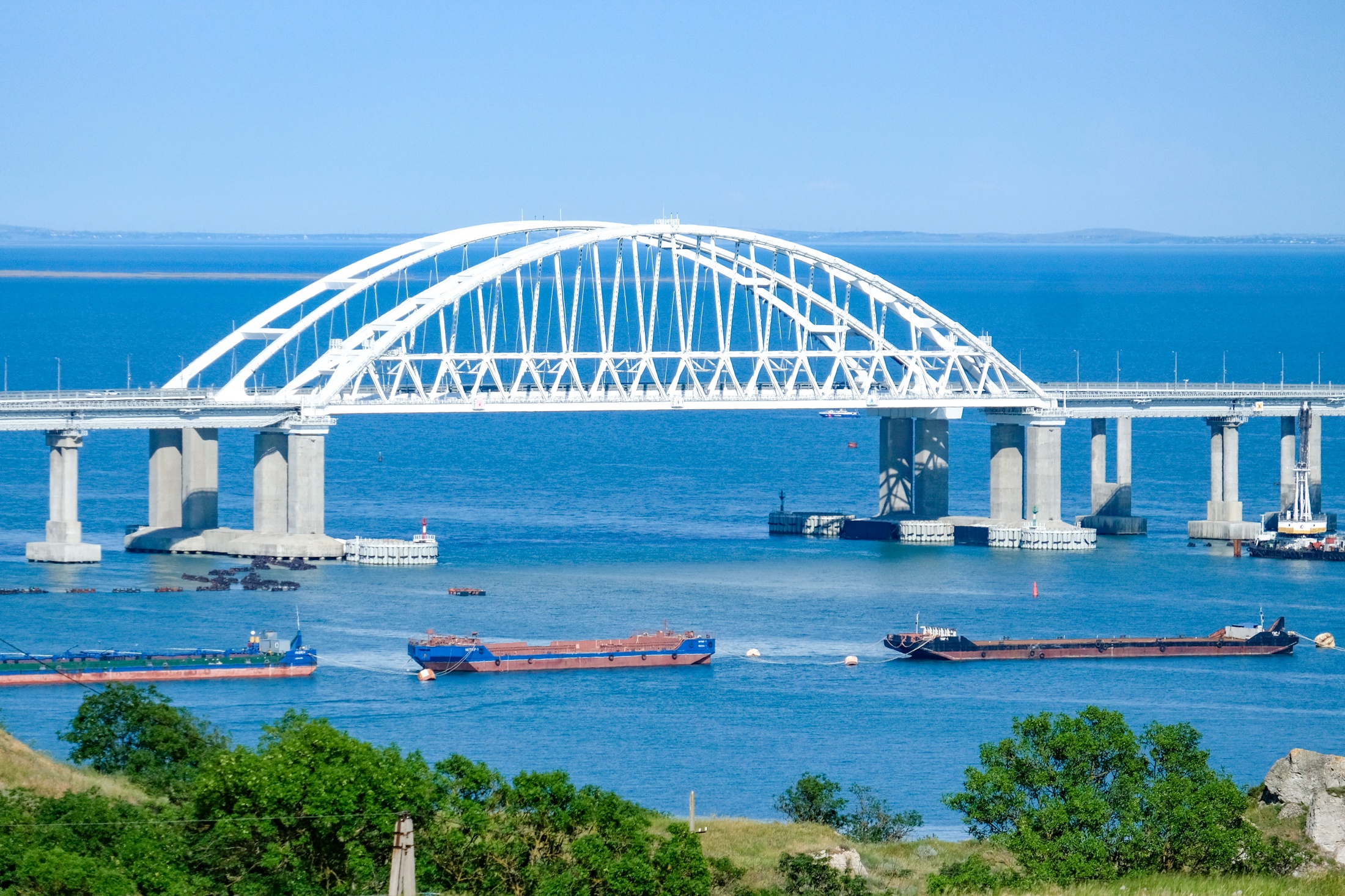 Больше тысячи машин скопилось в очереди перед Крымским мостом на выезд из Крыма