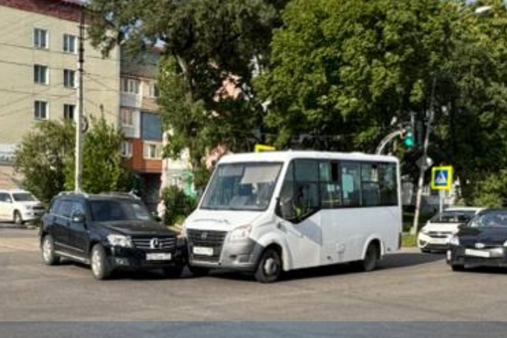 В Приморье в ДТП с участием автобуса пострадали двое взрослых и два ребенка