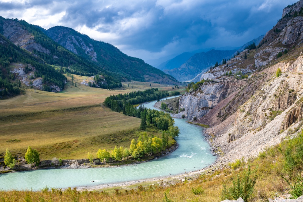 Вид на реку Чуя и Алтайские горы. Республика Алтай