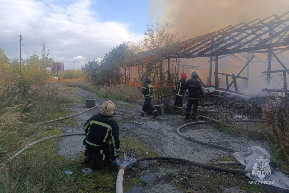 В Екатеринбурге загорелось неэксплуатируемое здание на площади 450 кв. м