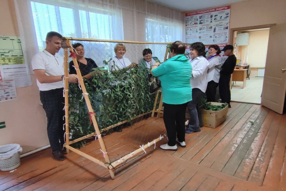 В ЕАО на избирательных участках организовали плетение маскировочных сетей