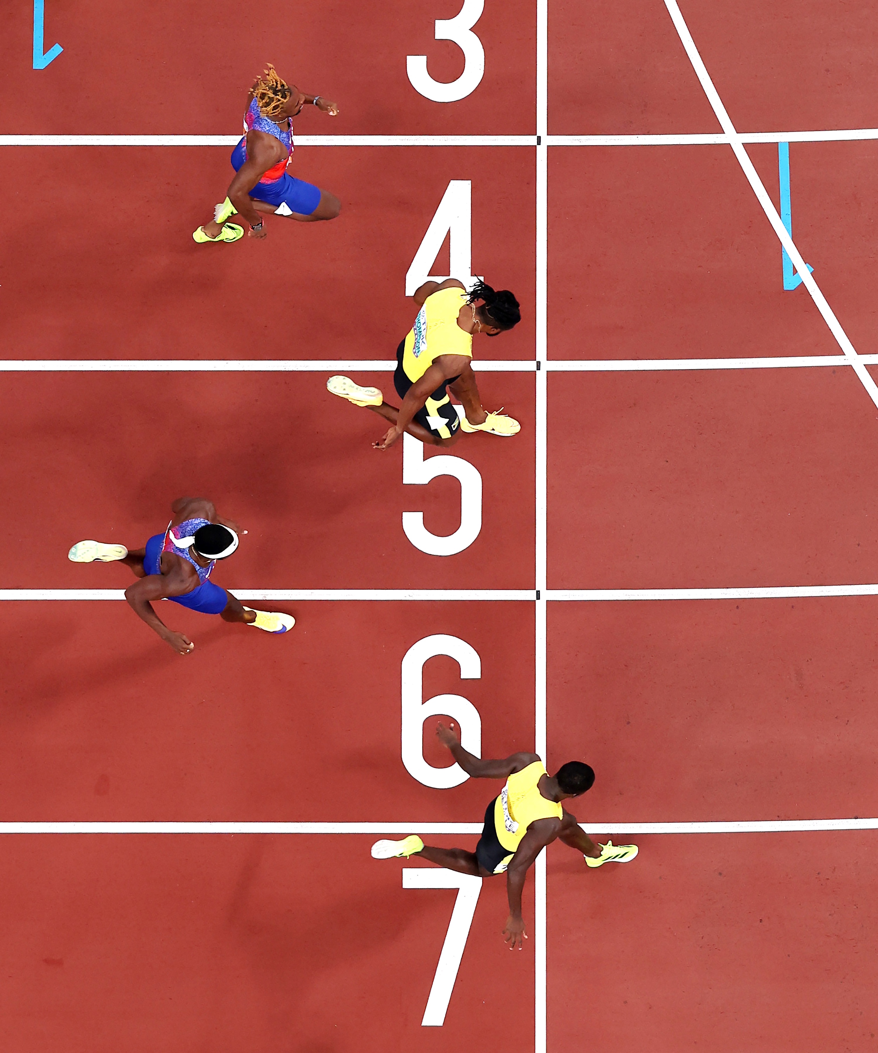 Облик Севилл (седьмая дорожка) показал красивый финиш на глазах самого Усэйна Болта.