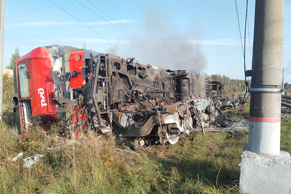 После ЧП пассажиров поездов и электричек доставляли до станций автобусами.