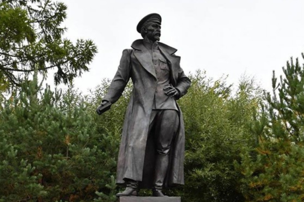 Памятник Феликсу Джержинскому в Омске. Памятник Феликсу Джержинскому в Омске.