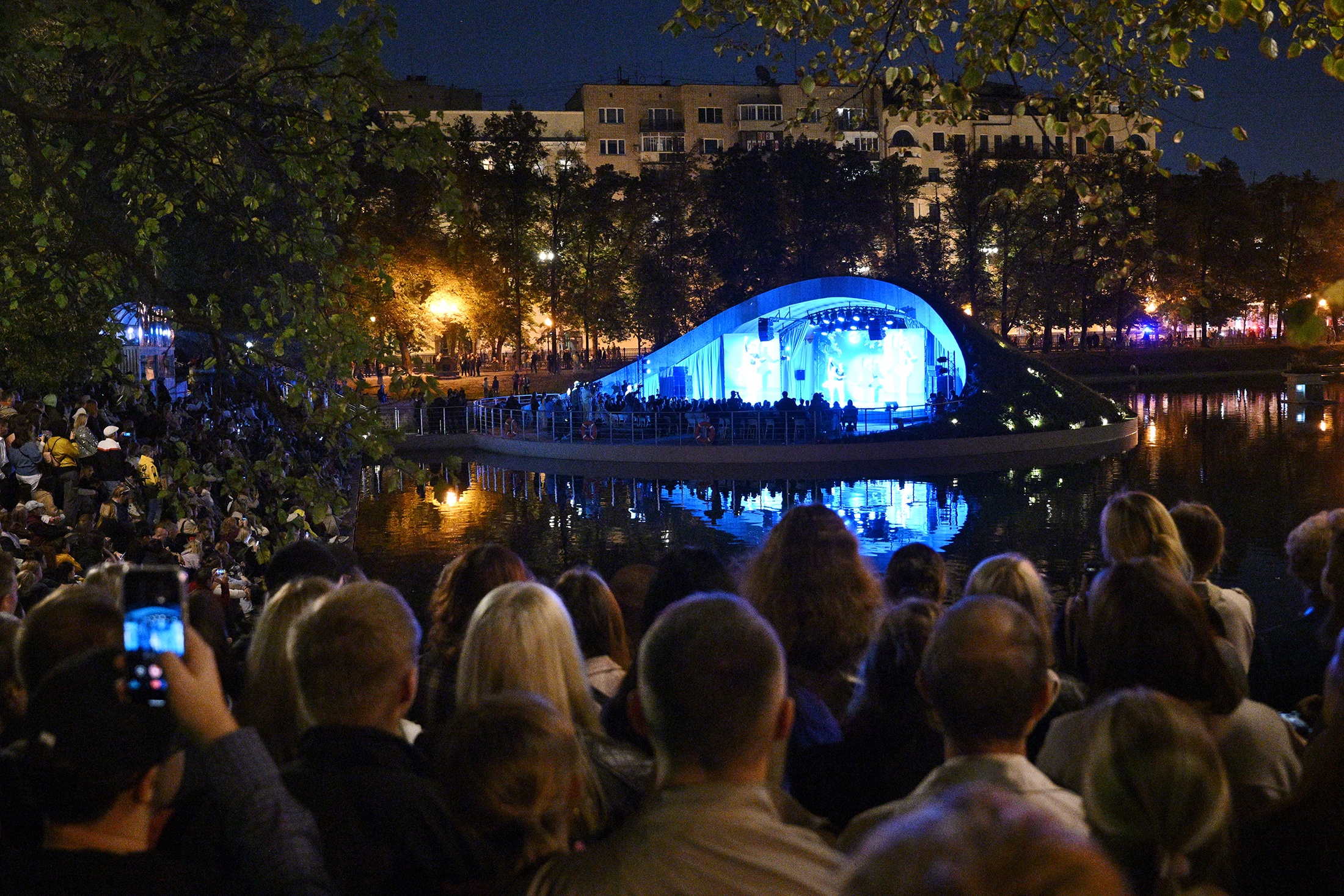 В честь Дня города в парке "Зарядье" состоялся концерт "Посвящение Москве".