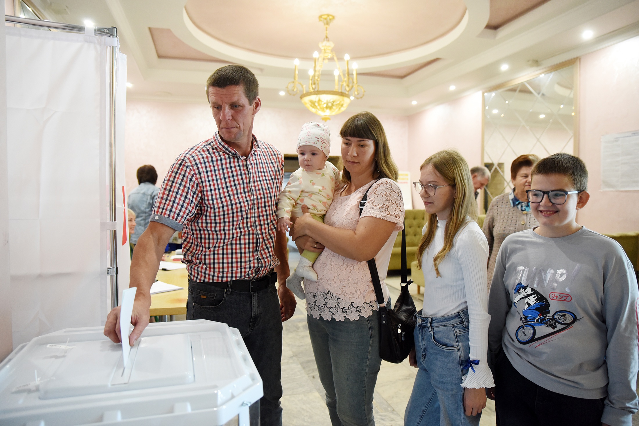 В приграничных регионах принято
на выборы ходить всей семьей.