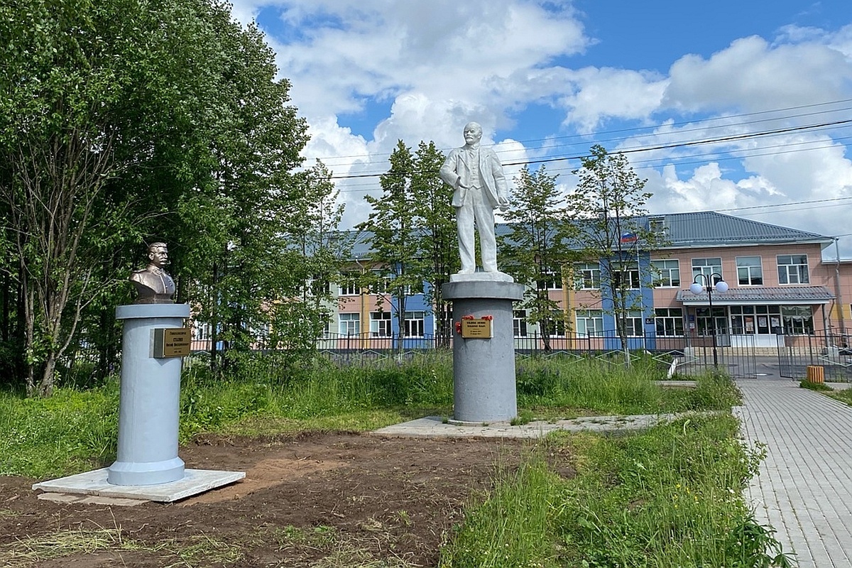 Бюст Сталина соседствует у школы с памятником Ленину, который стоит здесь с 1990-х. Бюст Сталина соседствует у школы с памятником Ленину, который стоит здесь с 1990-х.