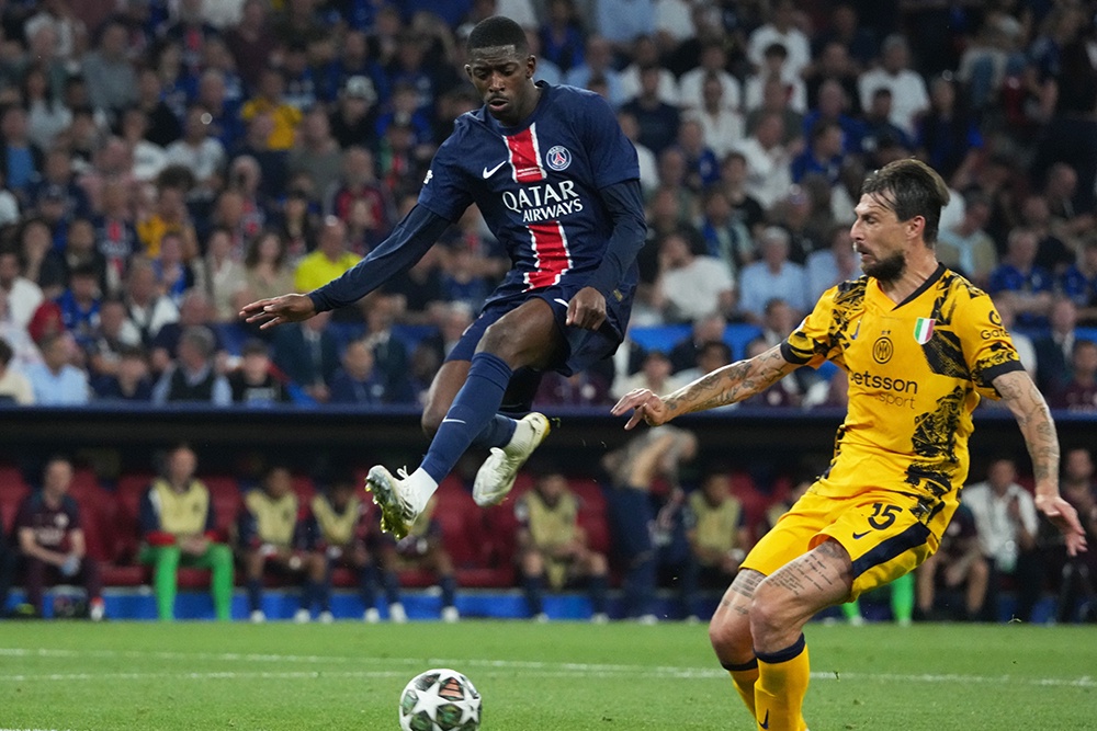 Француз Усман Дембеле (слева) вместе с ПСЖ пойдут за второй победой в Лиге чемпионов кряду.