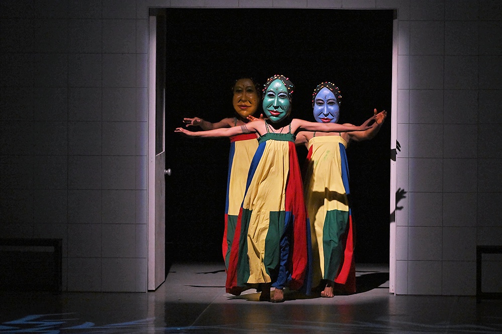 В качестве сценографа Дипан Шивараман опередил себя как режиссера.