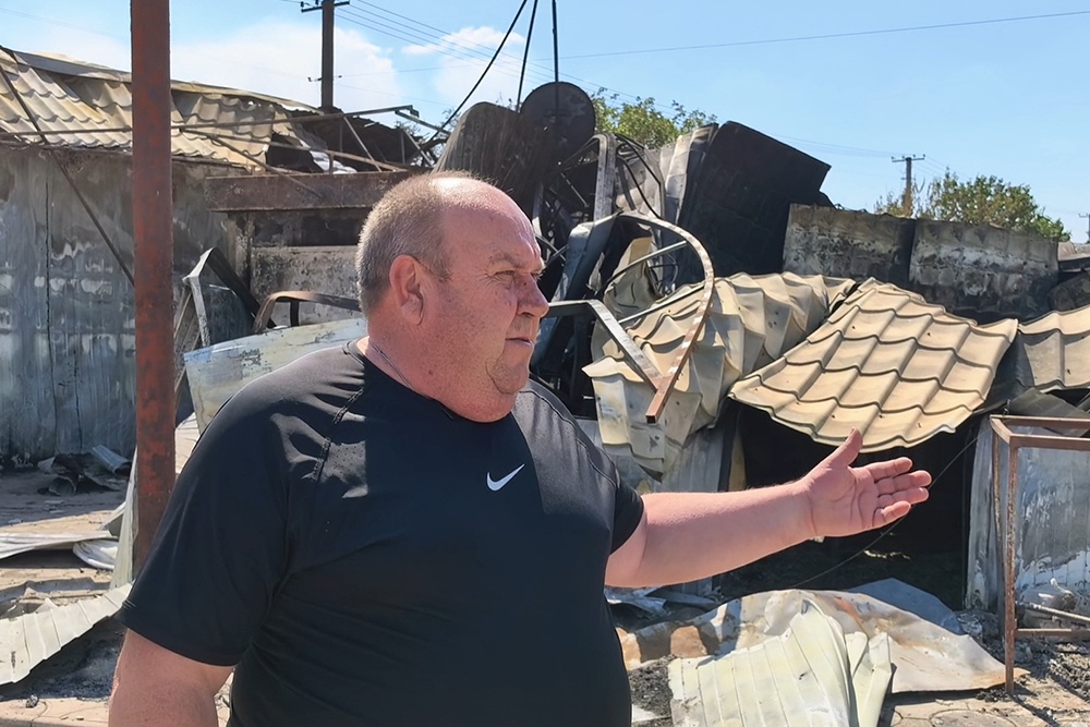 Глава администрации села Великие Копани Николай Новохижный носит в себе два осколка: в руке и в груди.