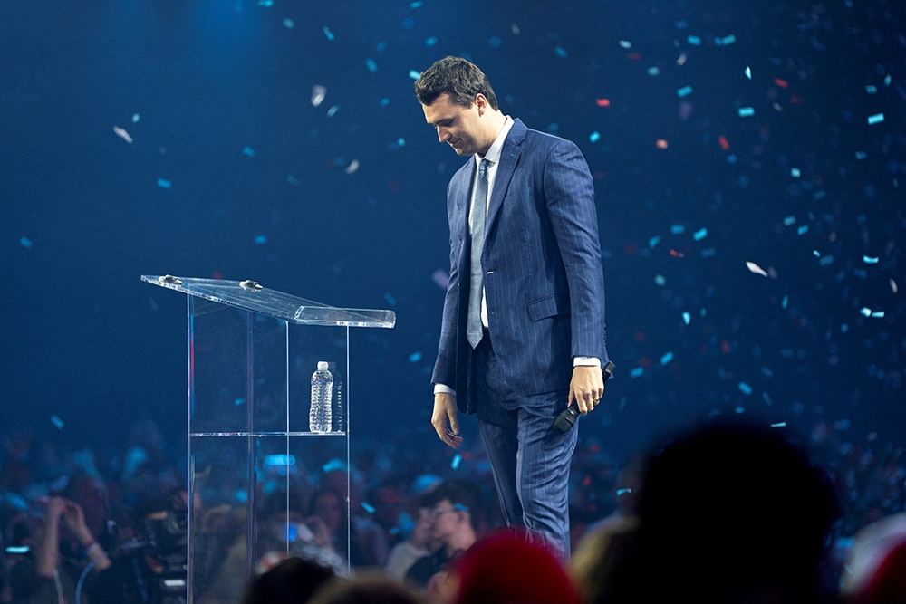 Перед выступлениями Кирку регулярно угрожали смертью. Но он продолжал выходить к людям.