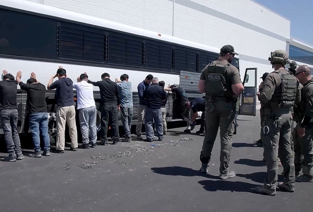 В южнокорейских СМИ разошлись рассказы рабочих, которые жаловались на негуманное обращение с ними в США. В южнокорейских СМИ разошлись рассказы рабочих, которые жаловались на негуманное обращение с ними в США.