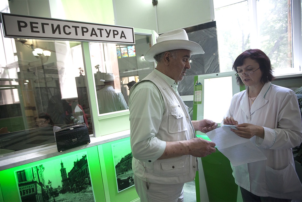 Вместо усталых регистраторов посетителей поликлиник теперь будут встречать энергичные администраторы.