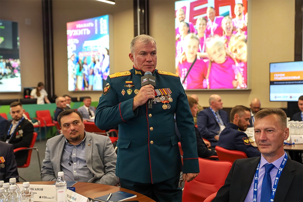 Совсем скоро новые управленцы сменят военные мундиры на чиновничьи костюмы. Но выправка останется.